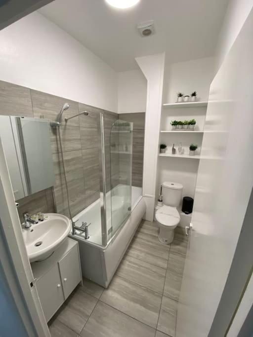 2 Bedroom Flat In Londres Exterior foto