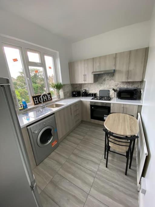 2 Bedroom Flat In Londres Exterior foto